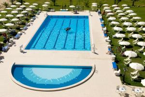 Bazén v ubytování Roses Hotel nebo v jeho okolí