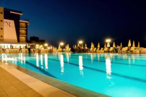 Bazén v ubytování Roses Hotel nebo v jeho okolí