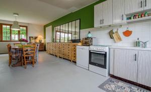 Una cocina con una mesa y un comedor. en Le verger, en Rouilly-Sacey