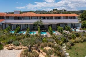 an aerial view of a hotel with a garden at Antigoni Seaside Resort in Ormos Panagias
