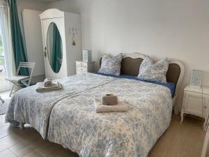 - une chambre avec un lit et 2 serviettes dans l'établissement Bed and Breakfast 57, à Asuel
