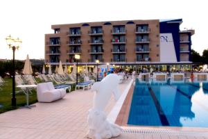 Bazén v ubytování Roses Hotel nebo v jeho okolí