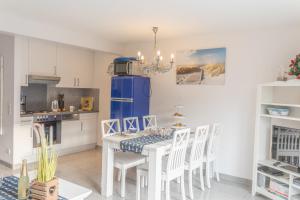 a kitchen and dining room with a table and chairs at Ferienhaus Ostsee in Pruchten