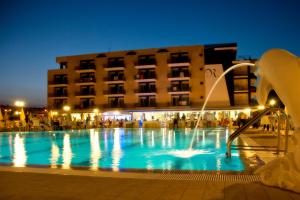 Bazén v ubytování Roses Hotel nebo v jeho okolí
