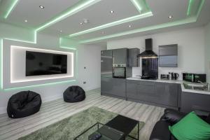 sala de estar con TV y cocina en Haven heights international, en Blackpool