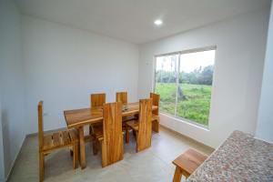 une salle à manger avec une table et des chaises et une fenêtre dans l'établissement Cabaña Villa July, à Moñitos