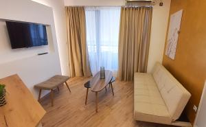TV a/nebo společenská místnost v ubytování Cozy Apartments near the Port of Piraeus