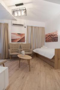 Postel nebo postele na pokoji v ubytování Cozy Apartments near the Port of Piraeus