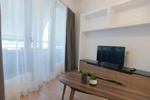 TV a/nebo společenská místnost v ubytování Cozy Apartments near the Port of Piraeus