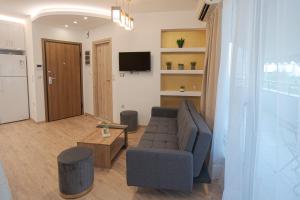 TV a/nebo společenská místnost v ubytování Cozy Apartments near the Port of Piraeus