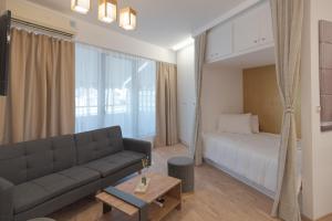 Postel nebo postele na pokoji v ubytování Cozy Apartments near the Port of Piraeus