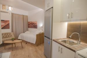 Kuchyň nebo kuchyňský kout v ubytování Cozy Apartments near the Port of Piraeus