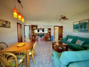 ein Wohnzimmer mit einem blauen Sofa und einem Tisch in der Unterkunft Marbella Central 5 by Homing in Marbella