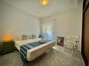 ein Schlafzimmer mit einem großen Bett und einem Stuhl in der Unterkunft Marbella Central 5 by Homing in Marbella