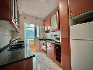 eine Küche mit Spüle und einem weißen Kühlschrank in der Unterkunft Marbella Central 5 by Homing in Marbella + 16 Fotos