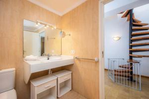Koupelna v ubytování Dúplex Voramar MHM Seafront + 18 fotografií