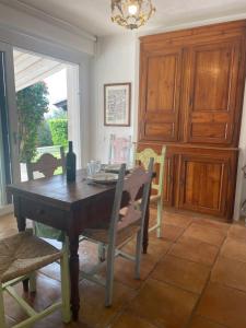 een eetkamer met een houten tafel en stoelen bij Villa Bianca, piscina e panorama in Torre delle Stelle
