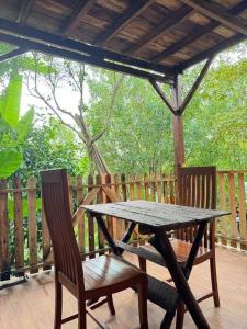 Balkón nebo terasa v ubytování De-Ranggon Home stay garden huts