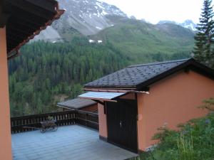 a balcony of a house with a view of a mountain at Chalet Tannenrain & Casa Alba in Arosa