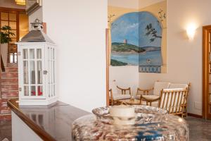 una sala da pranzo con tavolo e un dipinto sul muro di Hotel Il Gabbiano ad Alghero