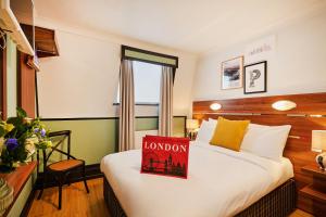 Postel nebo postele na pokoji v ubytování Huttons Hotel, Victoria London