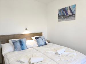 Кровать или кровати в номере Regatta Apartman Keszthely