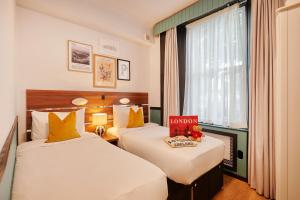 Postel nebo postele na pokoji v ubytování Huttons Hotel, Victoria London