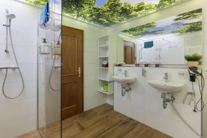 Koupelna v ubytování Fewo Zell 14 Pers | Sauna | Hunde erlaubt | BBQ | Massage + 95 fotografií