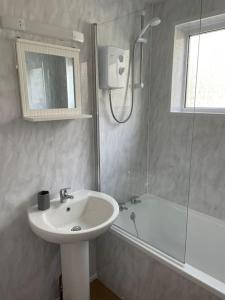Bilik mandi di House with stunning sea views +26 gambar