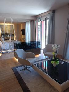 a living room with a desk and two chairs in a room at Miramare Suites in Sestri Levante