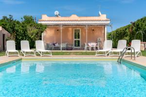 eine Villa mit Swimmingpool und ein Haus in der Unterkunft Villa Bouganville con piscina by Wonderful Italy in Syrakus