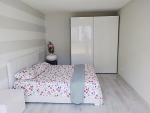 A bed or beds in a room at HOLIDAY APARTAMENTS