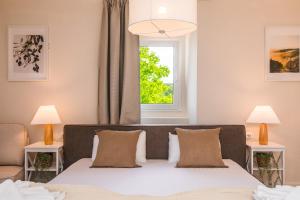 un dormitorio con una cama y una ventana en Villa Ljuba Vi, en Županje 42 fotos más