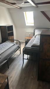 a room with two beds and a window at Seyfarthrooms - Crimmitschau 4 - 110qm, über 2 Etagen, zentral gelegen in Crimmitschau