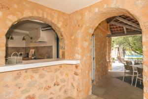 una vista exterior de una cocina con 2 ventanas arqueadas en Villa Ljuba Vi, en Županje
