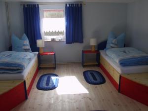 GrambinにあるDat Reethus Grambinのベッド2台と窓が備わる客室です。