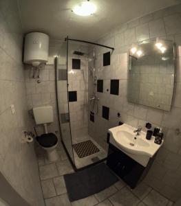 Kúpeľňa v ubytovaní Jadran Apartmani + 17 fotografií