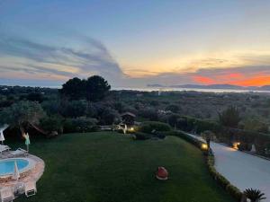 an aerial view of a backyard with a swimming pool at Appartamento Burantinu in Alghero