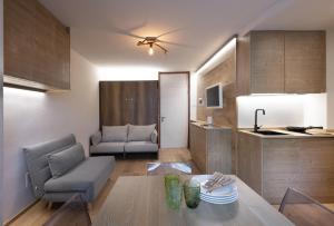 a small living room with a table and a kitchen at Bijoux Sozzine - AffittiPontediLegno in Ponte di Legno