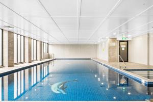 悉尼Relaxing 1BR w Pools & SPA, Gym in Olympic Park的海水中海豚游泳池 更多6张照片