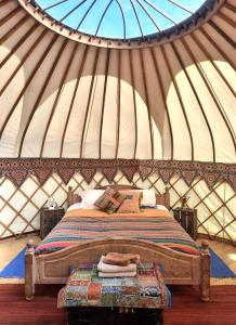 Ένα ή περισσότερα κρεβάτια σε δωμάτιο στο Glastonbury Wild Glamping