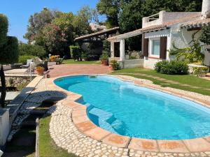 een zwembad in de tuin van een huis bij Villa Bianca, piscina e panorama in Torre delle Stelle