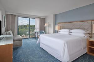 Cama ou camas em um quarto em Walt Disney World Dolphin