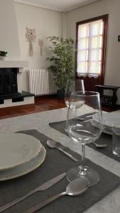 a table with plates and spoons and a wine glass at Duplex 122m2, 4 dormitorios, 2 baños completos, Wifi 1GB in Mundaka