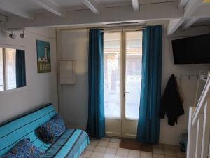 TV a/nebo společenská místnost v ubytování Villa "Hawaï" Port Leucate