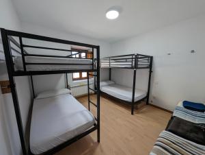 Postel nebo postele na pokoji v ubytování Albergue El Alfar/Pilgrim Hostel