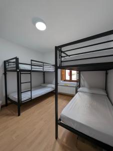 Postel nebo postele na pokoji v ubytování Albergue El Alfar/Pilgrim Hostel