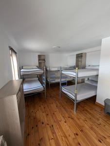 Postel nebo postele na pokoji v ubytování Albergue El Alfar/Pilgrim Hostel