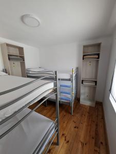 Postel nebo postele na pokoji v ubytování Albergue El Alfar/Pilgrim Hostel