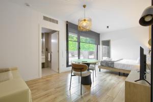Una cama o camas en una habitación de Arena 20 Suites